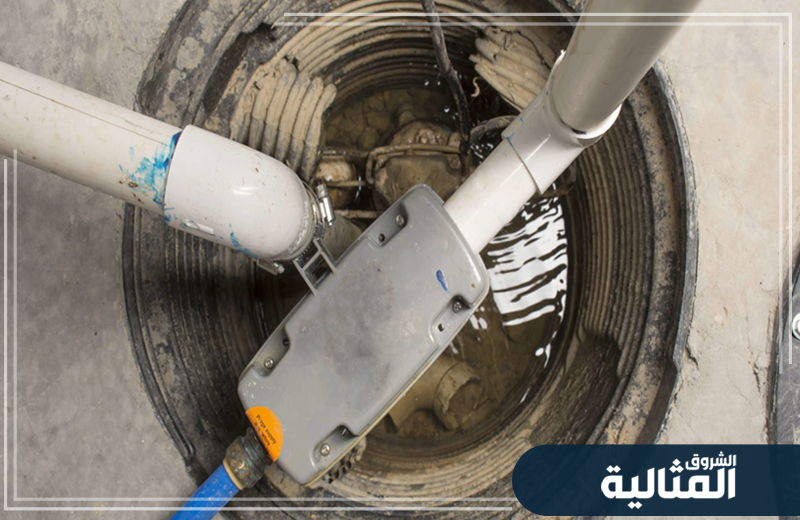 يستخدم الفني مواد وأدوات آمنة لتسليك المجاري مع الوقاية من الروائح الكريهة.