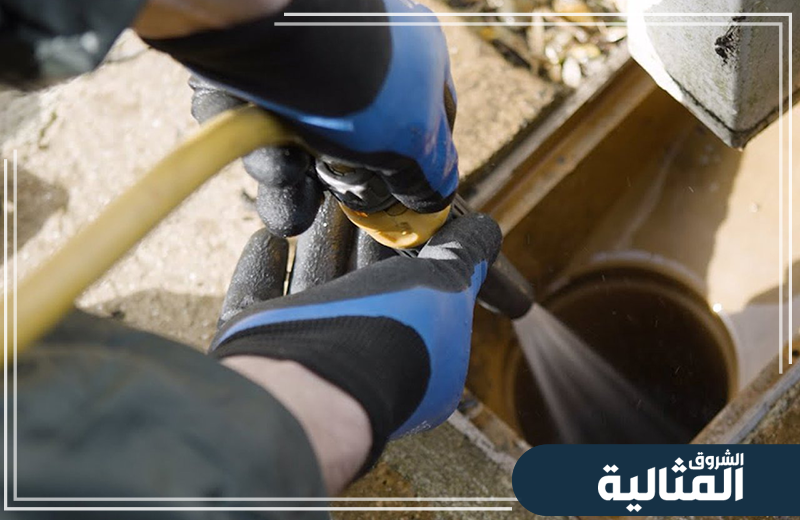 يوفر الفني حلول تسليك المجاري السريعة، مع الحفاظ على نظافة المكان وسلامة الأنابيب.