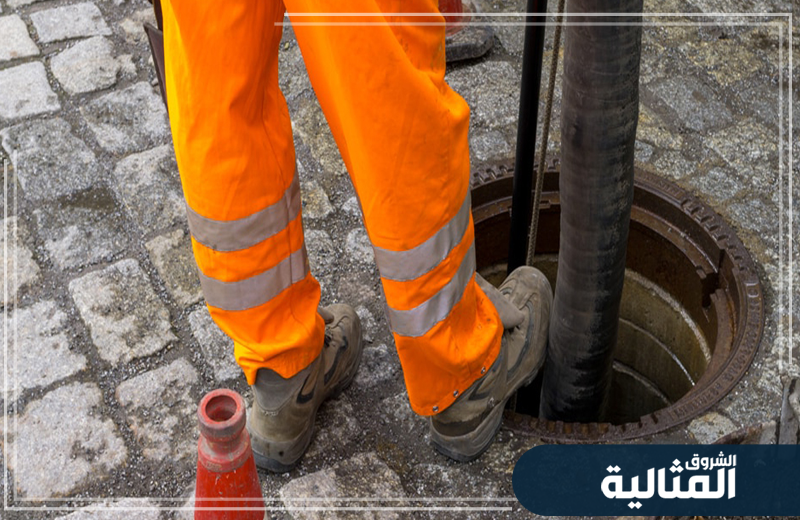 ينفذ الفني أعمال التسليك بشكل سريع وآمن للحفاظ على بيئة نظيفة وصحية.