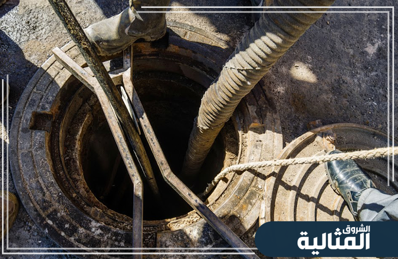 يقوم الفني بتنظيف المجاري بسرعة، مستخدمًا أدوات متخصصة لإزالة الرواسب والكتل العالقة.