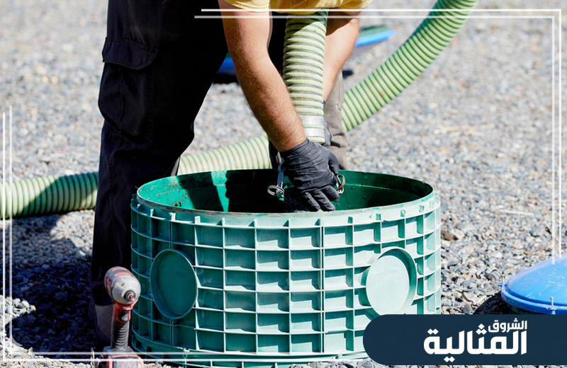 الفني يتولى تسليك المجاري بدقة، مزيلاً كل الانسدادات لضمان تصريف المياه بسلاسة.