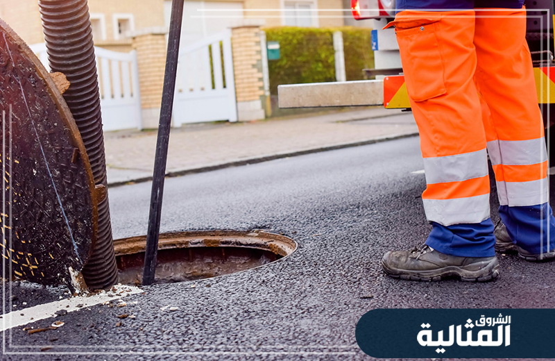 يقوم الفني بفحص المجاري وتنظيفها بدقة لضمان تصريف المياه بسرعة وفعالية عالية.