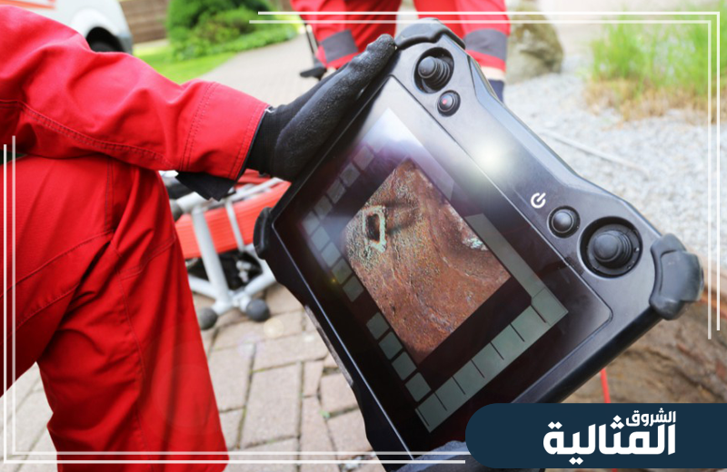 يعتمد الفني على مهاراته لإصلاح انسداد المجاري ومنع تراكم المياه والأوساخ داخلها.