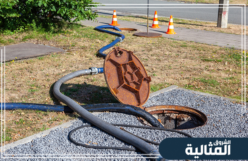 يعتني الفني بتنظيف المجاري بدقة، مستخدمًا أدوات متقدمة لإزالة كل العوائق والفضلات.