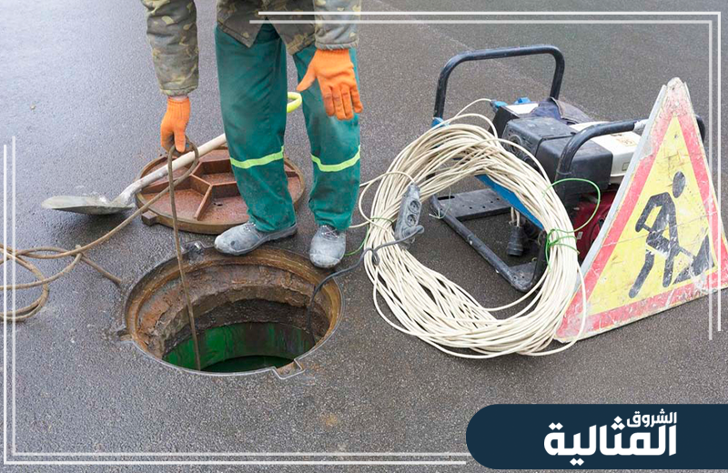 يقوم الفني بتسليك المجاري بكفاءة عالية لضمان تصريف المياه بسرعة ومنع الانسدادات.