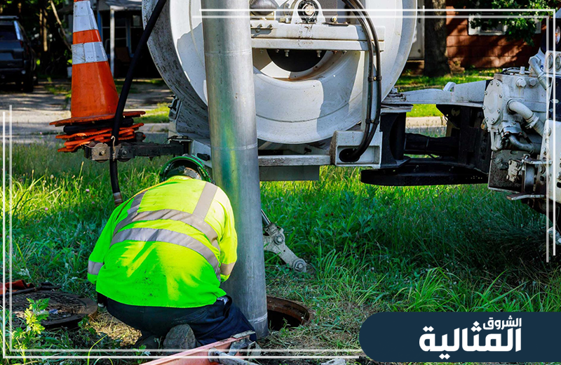 الفني يقوم بتسليك المجاري بمهارة عالية لضمان تصريف المياه بسرعة وفعالية.