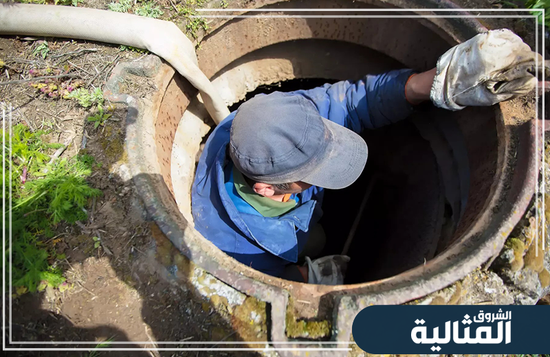 يعتمد الفني على أدوات متخصصة لإزالة انسداد المجاري بأمان وحماية الأنابيب من التلف.