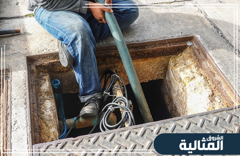 يعتمد الفني على أدوات متخصصة لتسليك المجاري والحفاظ على نظافة المكان أثناء العمل.