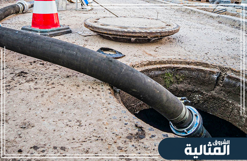 يتابع الفني حالة المجاري ويعالج أي انسداد أو رواسب تعيق تدفق المياه بسهولة.