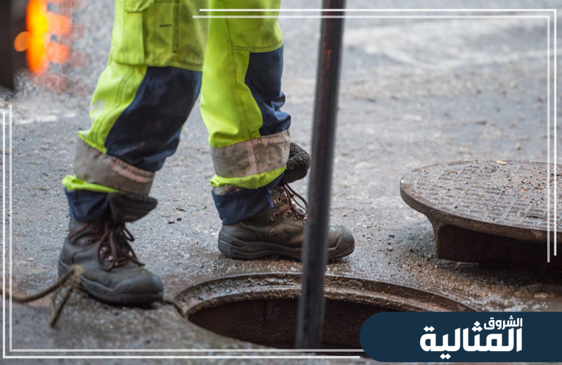 يقدم الفني خدمة تسليك المجاري لجميع المنازل والمباني دون أي تأخير أو إزعاج.