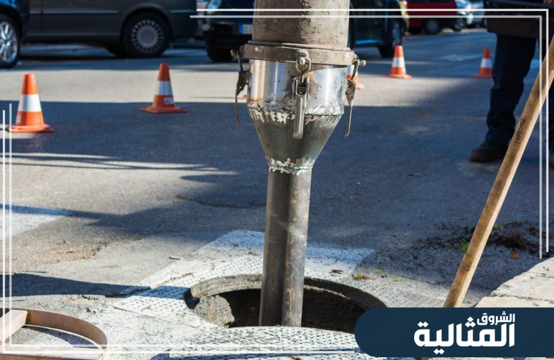 يستخدم الفني أحدث الأساليب لإزالة انسداد المجاري ومنع ظهور الروائح الكريهة لاحقًا.