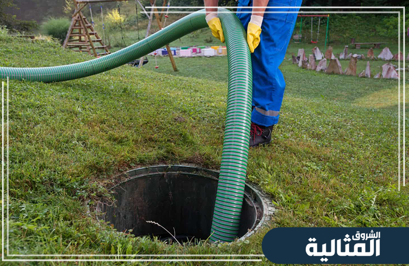 يتعامل الفني مع جميع أنواع المجاري ويضمن تنظيفها بشكل كامل لاستعادة التدفق الطبيعي.