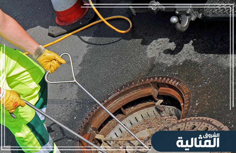الفني يقوم بتسليك المجاري بمهارة عالية لضمان تصريف المياه بسرعة وفعالية دون أي انسداد.